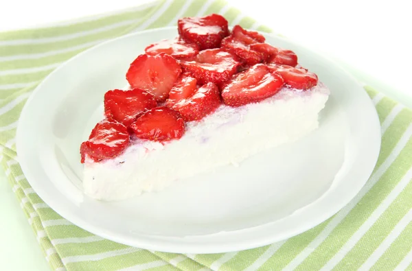 Cheesecake med färska bär på vit platta närbild — Stockfoto