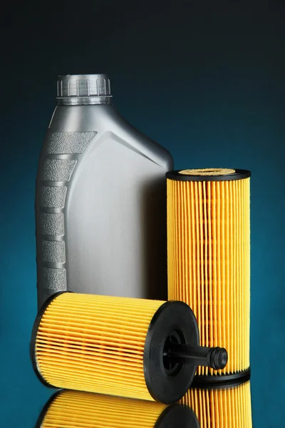Samochód olej filtry i olej silnikowy może na tle ciemnego koloru — Zdjęcie stockowe