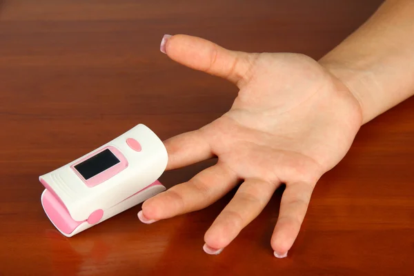 Pulse oximeter used to measure pulse rate and oxygen levels — Stock Photo, Image