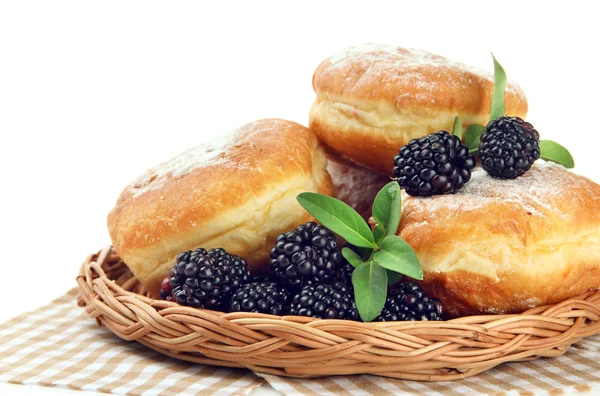 Вкусные пончики с ягодами, изолированные на белом — стоковое фото