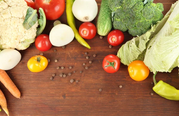 Verduras frescas en canasta sobre mesa de madera de cerca — Foto de Stock