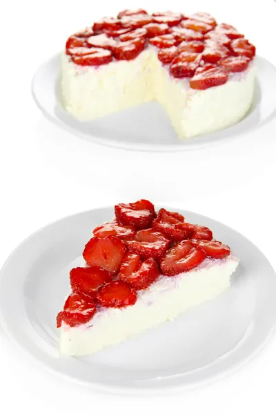 Cheesecake med färska steawberry på vit platta närbild — Stockfoto