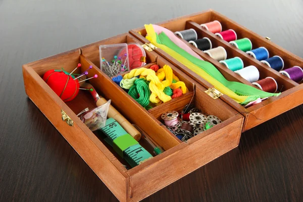 Kit de costura en caja de madera sobre mesa de madera —  Fotos de Stock