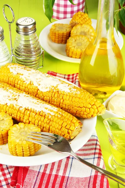 Flavored boiled corn on plate on wooden table close-up — Stock Photo, Image