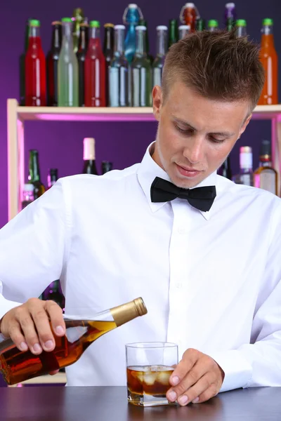 Bartender hälla whiskey i glas — Stockfoto