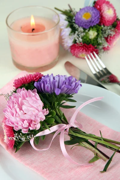 Festive dining table setting with flowers — Stock Photo, Image