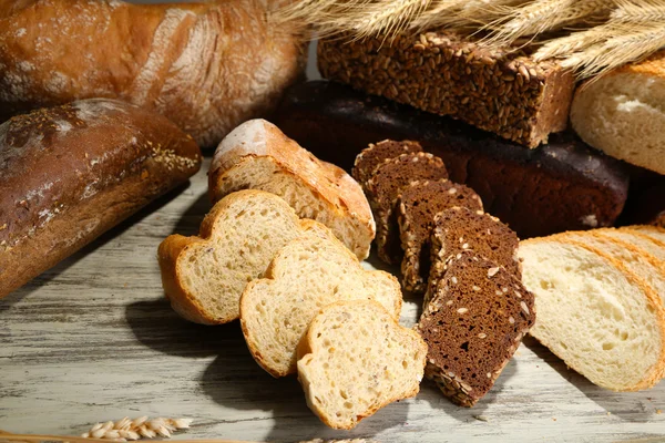 Muito pão em tábua de madeira — Fotografia de Stock