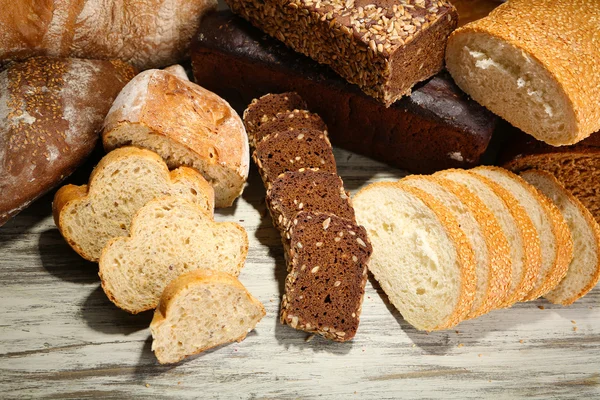Beaucoup de pain sur planche de bois — Photo