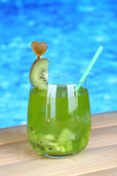 Tasty cocktail on swimming pool background — Stock Photo, Image