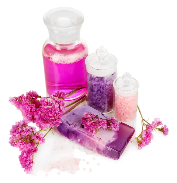 el yapımı sabun ile deniz tuzu ve üzerinde beyaz izole sıvı sabun