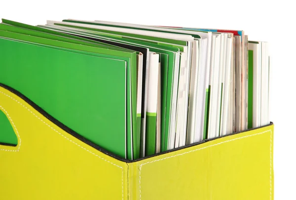 Czasopisma i foldery w zielonym polu, na białym tle — Zdjęcie stockowe