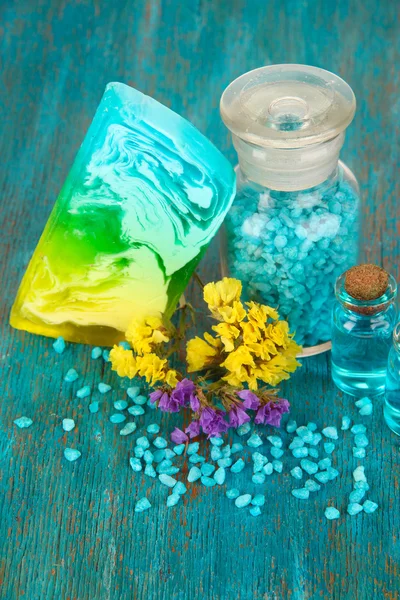 Ručně vyrobené mýdlo s mořskou solí na dřevěný stůl detail — Stock fotografie