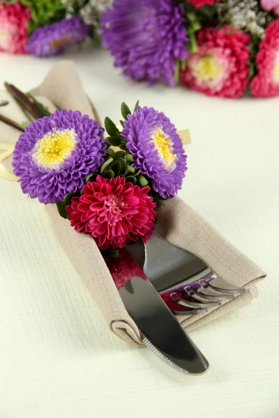 Святкова обідня стіл з квітами — стокове фото