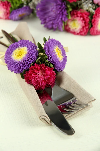 Festive dining table setting with flowers — Stock Photo, Image