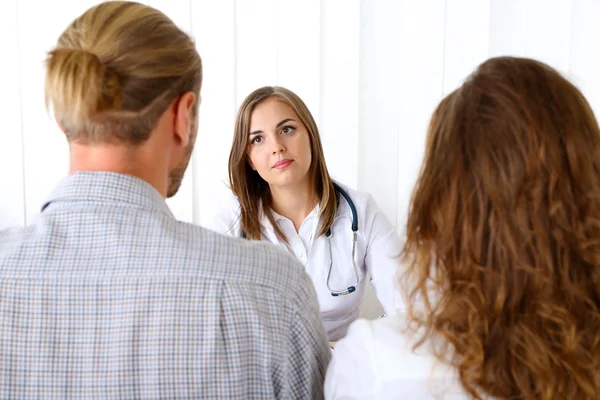 Medico e giovane coppia pazienti in ufficio — Foto Stock