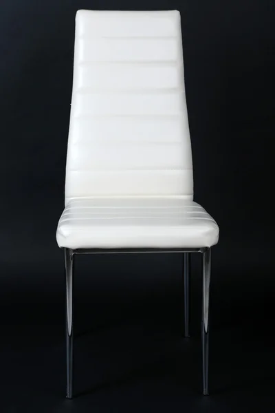 黒い背景に白い椅子 — ストック写真