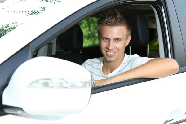 Jonge man in zijn nieuwe auto — Stockfoto