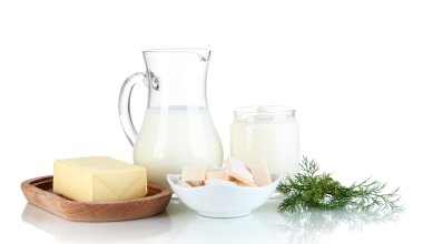 taze süt ürünleri üzerinde beyaz izole yeşillikleri ile