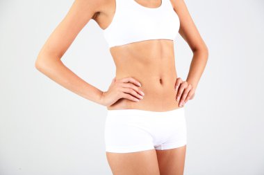 gri zemin üzerine güzel bir kadın mide