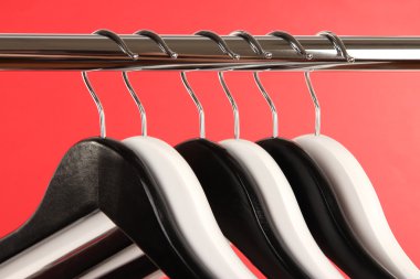 renkli arka plan üzerinde siyah-beyaz elbise askıları