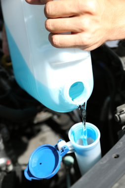 adam dökülen sıvı gözlük için araba yıkama