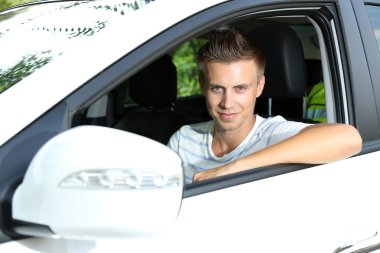 Yeni arabasını genç adam