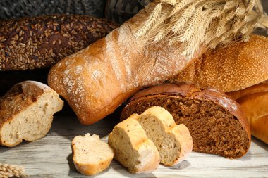 hasır tepsi zemin üzerine ahşap tahta üzerinde ekmek