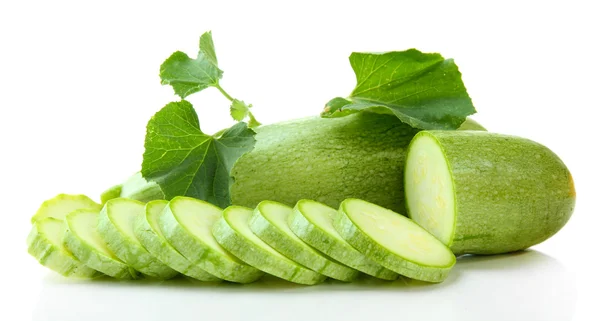 Rohe Zucchini in Scheiben geschnitten, isoliert auf weiß — Stockfoto