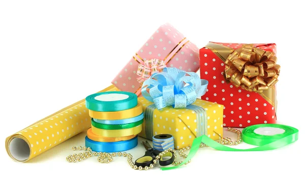 Materiales y accesorios para envolver regalos aislados en blanco — Foto de Stock