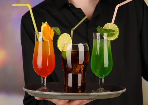 Bartender med olika cocktails, närbild — Stockfoto