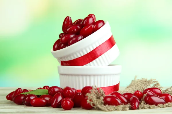Свежие кукурузные ягоды в белых чашках на деревянном столе — стоковое фото