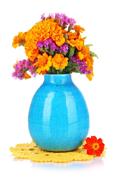Bouquet di fiori di calendula in vaso isolato su bianco — Foto Stock