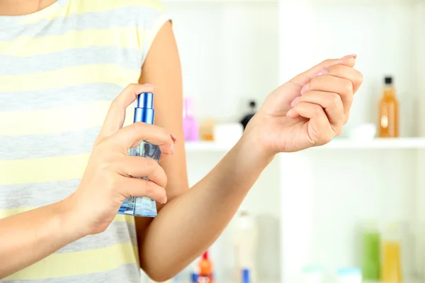 Mujer probando perfume en escaparates fondo — Foto de Stock