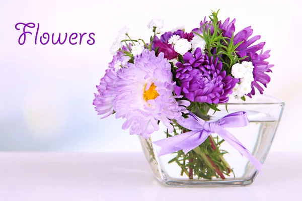 Belo buquê de flores brilhantes em vaso de vidro em fundo brilhante — Fotografia de Stock