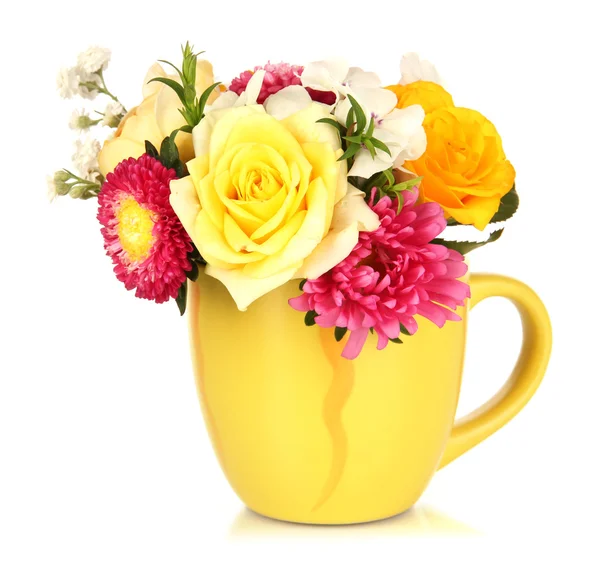 Piękny bukiet kwiatów jasny kolor kubek, na białym tle — Zdjęcie stockowe