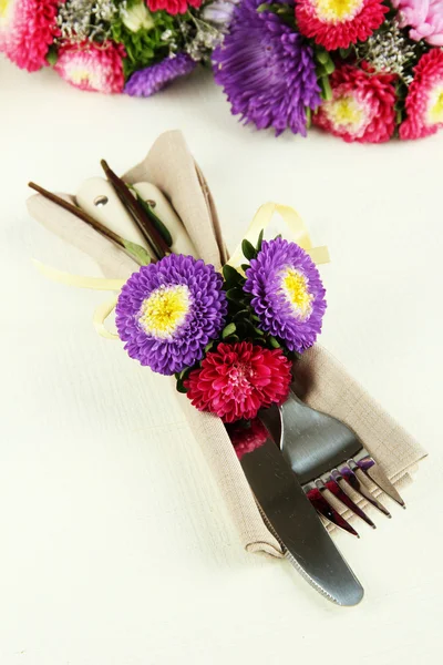 Cenário de mesa de jantar festivo com flores — Fotografia de Stock