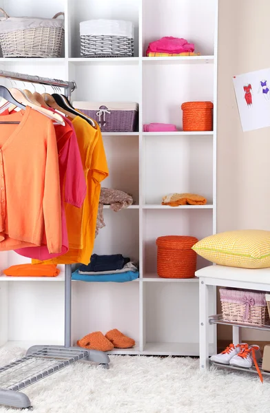Női szekrény, napos színekkel — Stock Fotó
