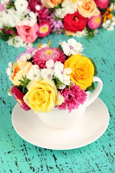 Piękny bukiet jasne kwiaty w wazonie kolor, na jasnym tle — Zdjęcie stockowe