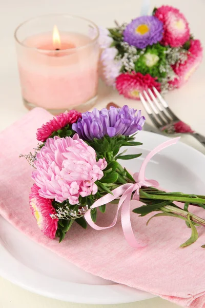 Святкова обідня стіл з квітами — стокове фото