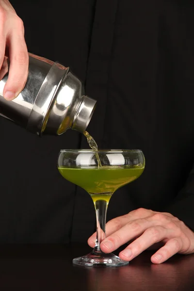 Bartender making cocktail on bright background, close-up — Zdjęcie stockowe