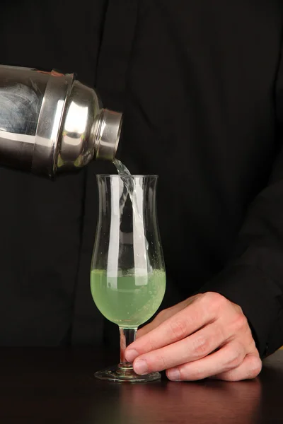 Barista che fa cocktail su sfondo luminoso, primo piano — Foto Stock