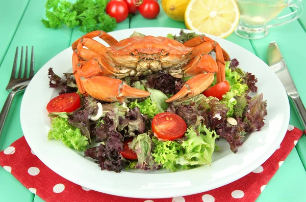 Kokt krabba på vit platta med salladsblad och tomater, på träbord bakgrund — Stockfoto