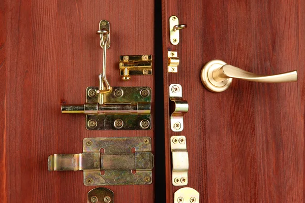 Pernos, pestillos y ganchos metálicos en primer plano de puerta abierta de madera —  Fotos de Stock