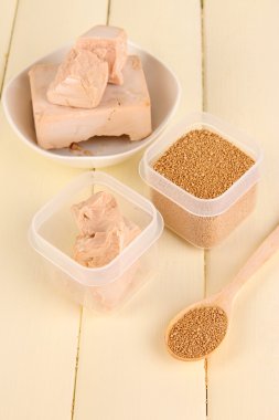 ahşap masa yakın çekim üzerinde kuru maya