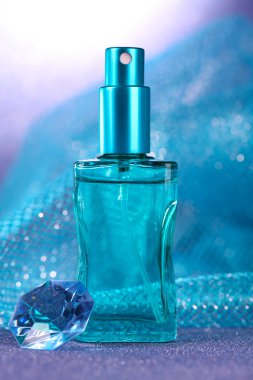 güzel şişe mavi zemin üzerine kadın parfüm