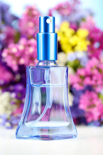 Perempuan parfum dalam indah botol dan bunga — Stok Foto