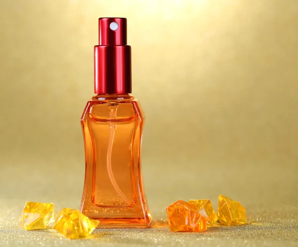 Parfum femme en belle bouteille sur fond orange — Photo