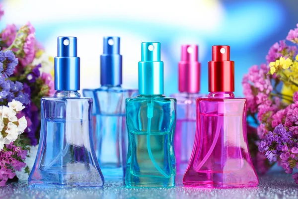 Perfumy kobiety w pięknych butelkach i kwiaty — Zdjęcie stockowe