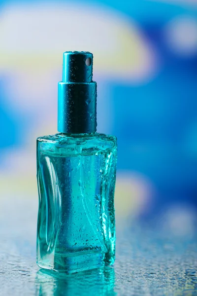 Perfume de mujer en hermosa botella sobre fondo brillante — Foto de Stock