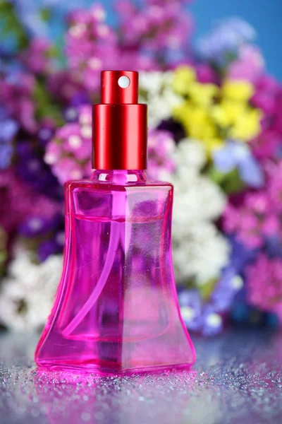 Mulheres perfume em bela garrafa e flores — Fotografia de Stock